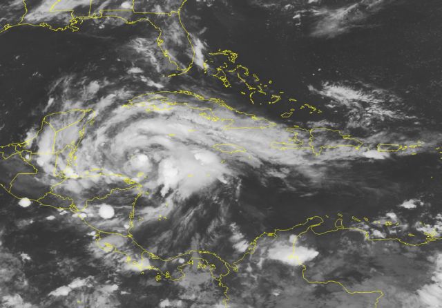 Σε κυκλώνα ενισχύεται ο «Ερνέστο» στην Καραϊβική και οδεύει προς το Μεξικό